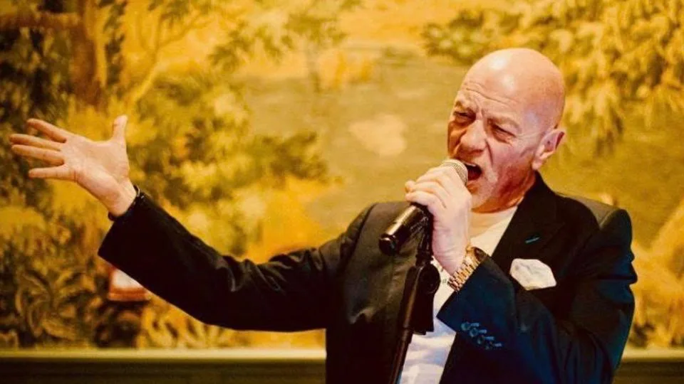 Free live music with Paul Kinvig
