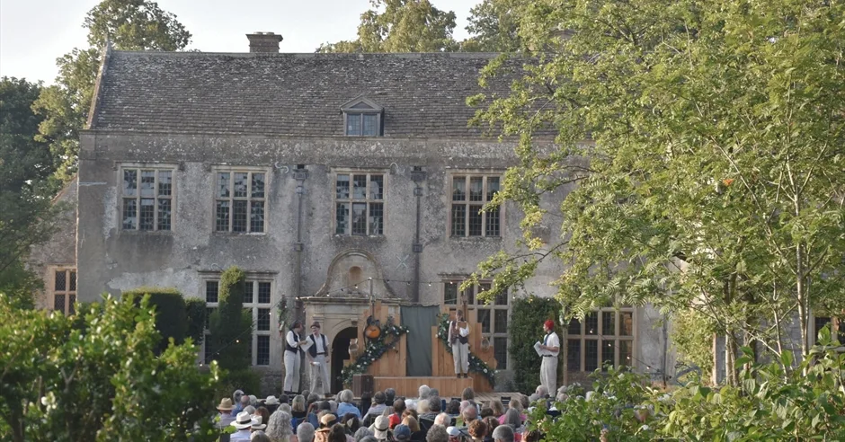 Outdoor Theatre: King Arthur and the Holy Fail at National Trust Avebury