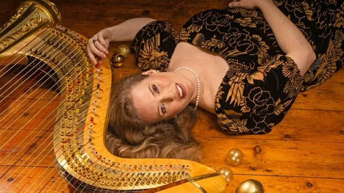 Harriet Adie (harp)