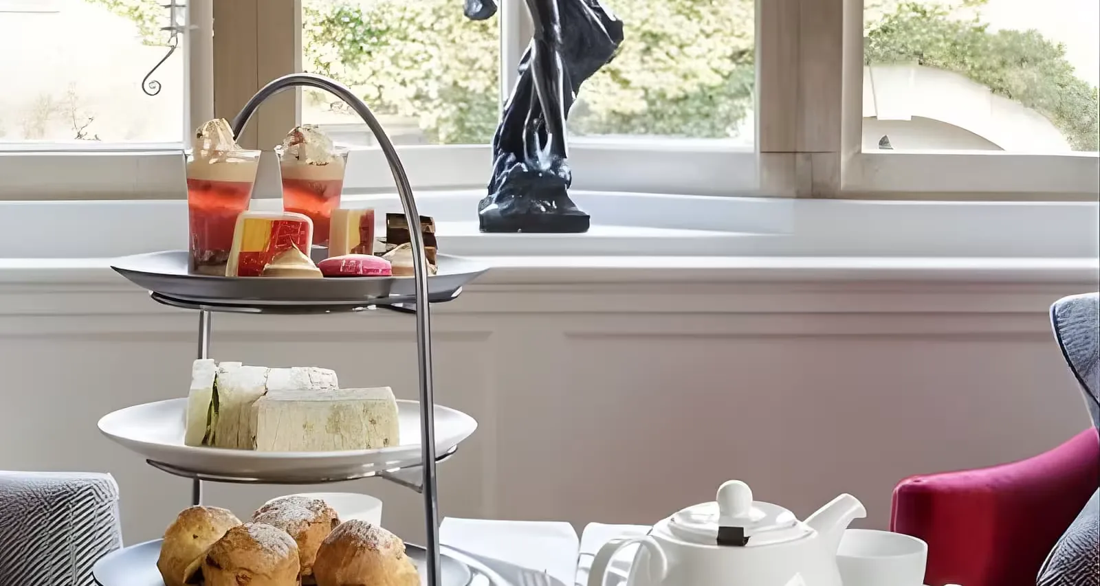 From London: The Cotswolds and Broadway Tower with Cream Tea at Earl's Court Station (Stop C)