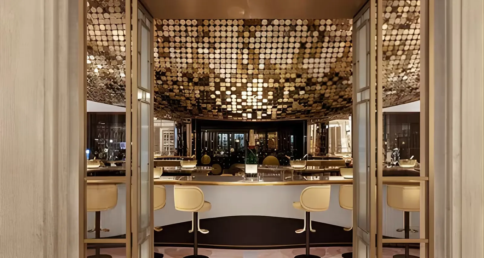 Private Royal Walk and Champagne Moet Chandon at Harrods