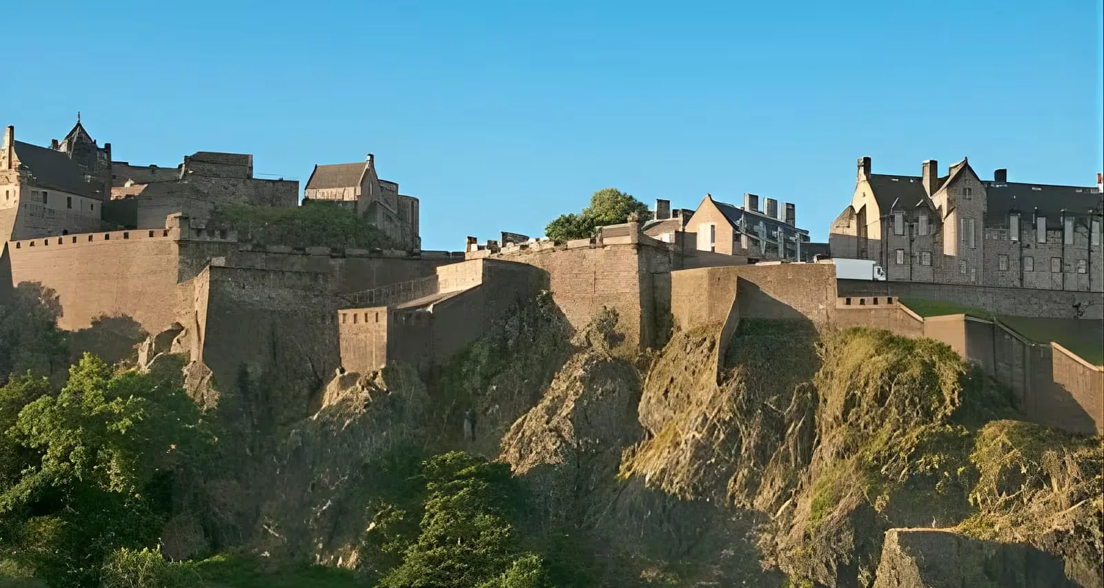 Edinburgh Rail Trip from London with Castle entry and Hop-on Hop-off bus at King's Cross