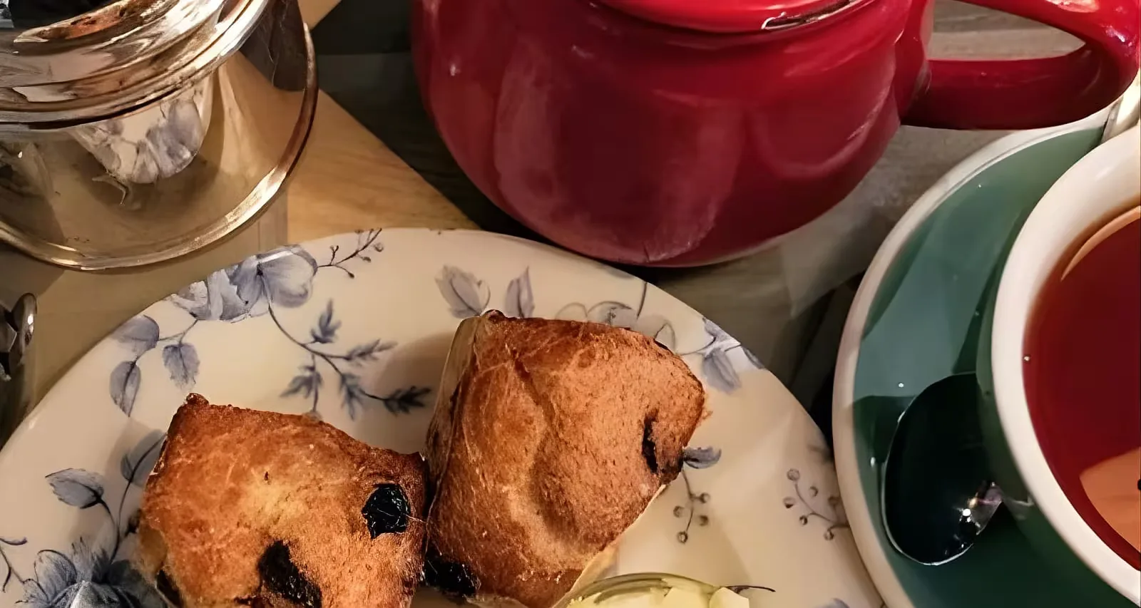 Traditional English Walking Food Tour With London Food Tours