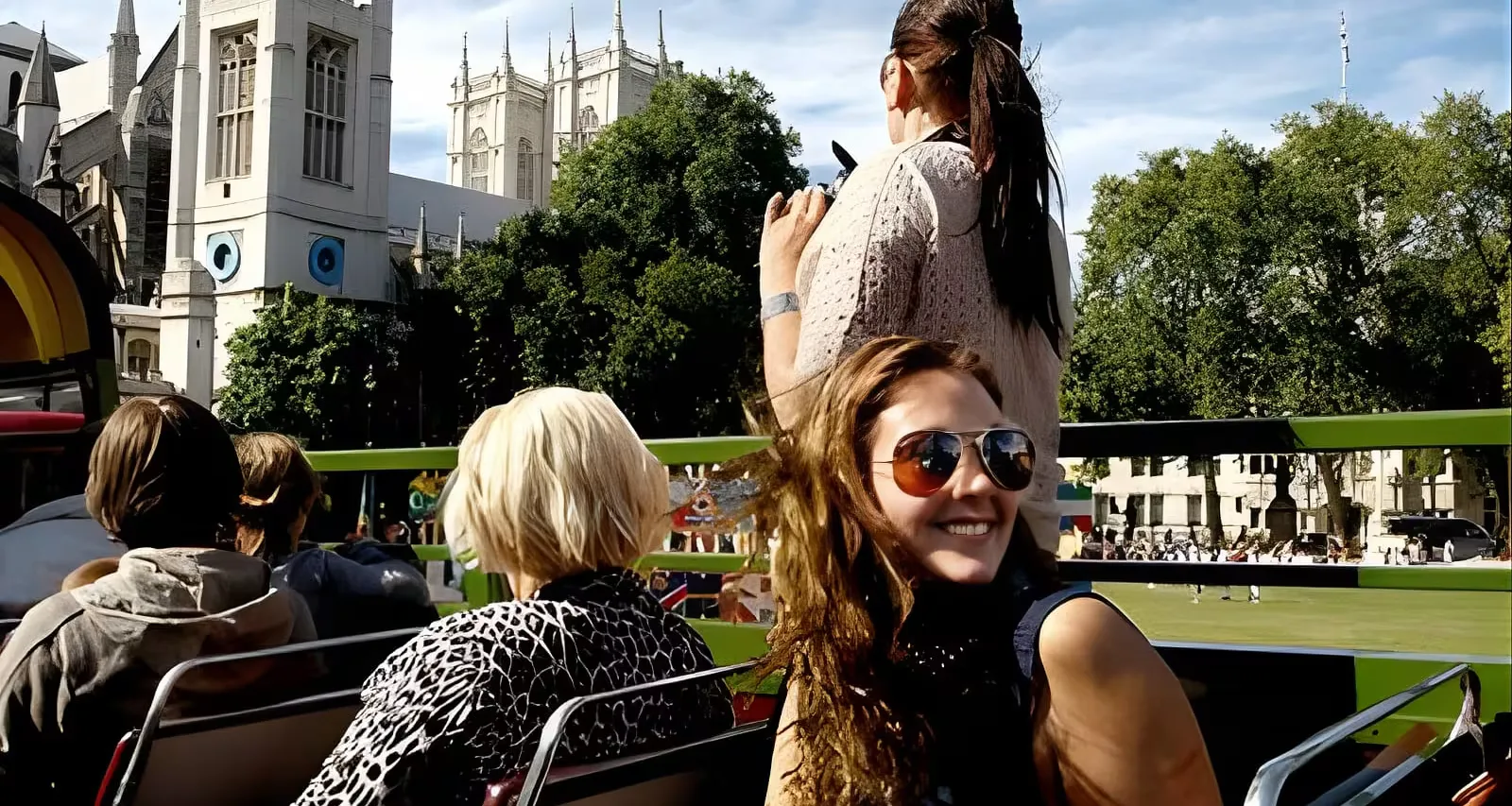 London Vintage Bus Tour with Cream Tea at Harrods