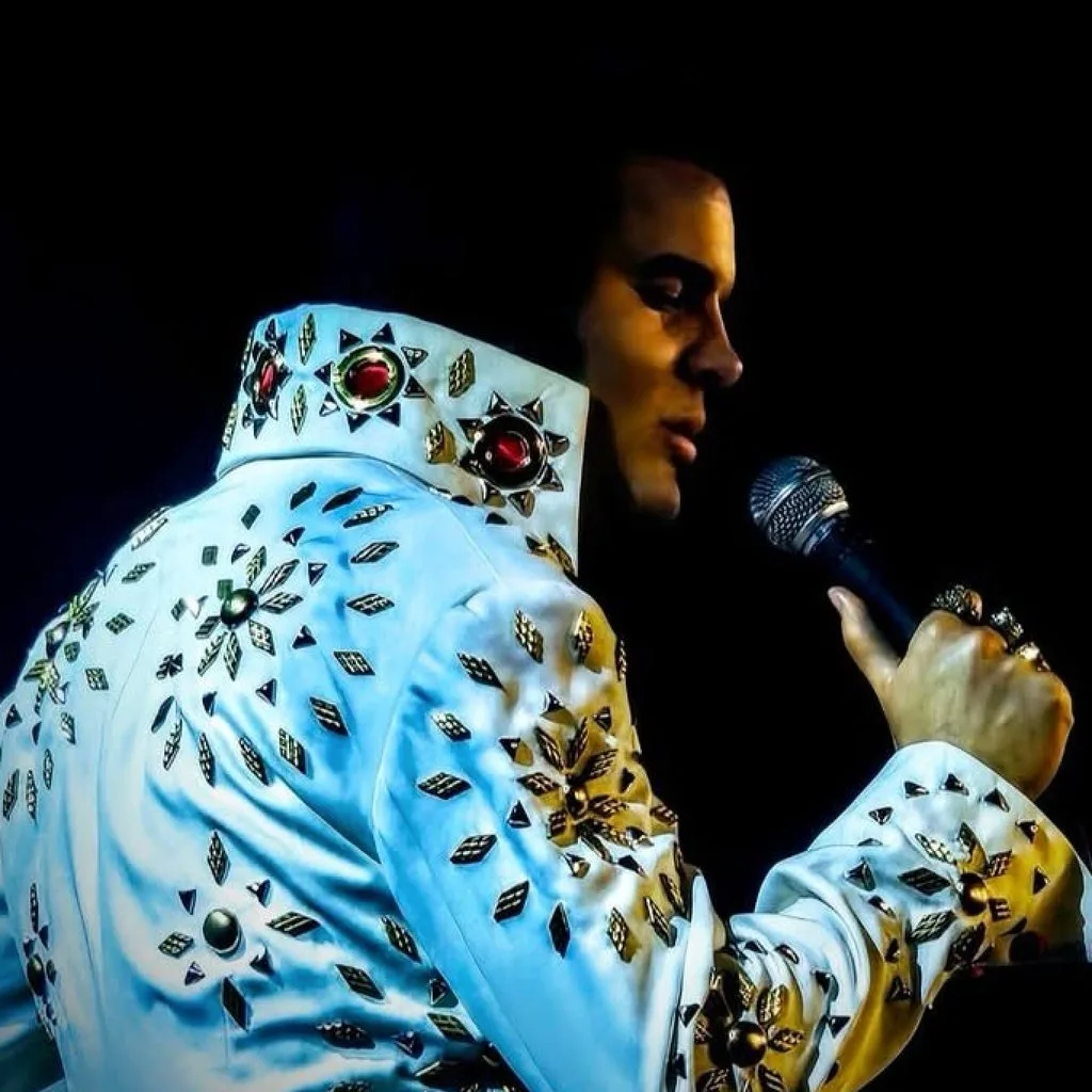 Elvis Performed LIVE in Liverpool – Vegas Years Christmas Special!