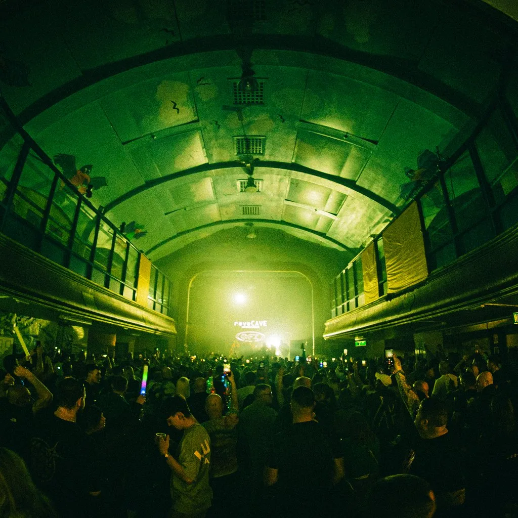raveCAVE - Enter The Rave