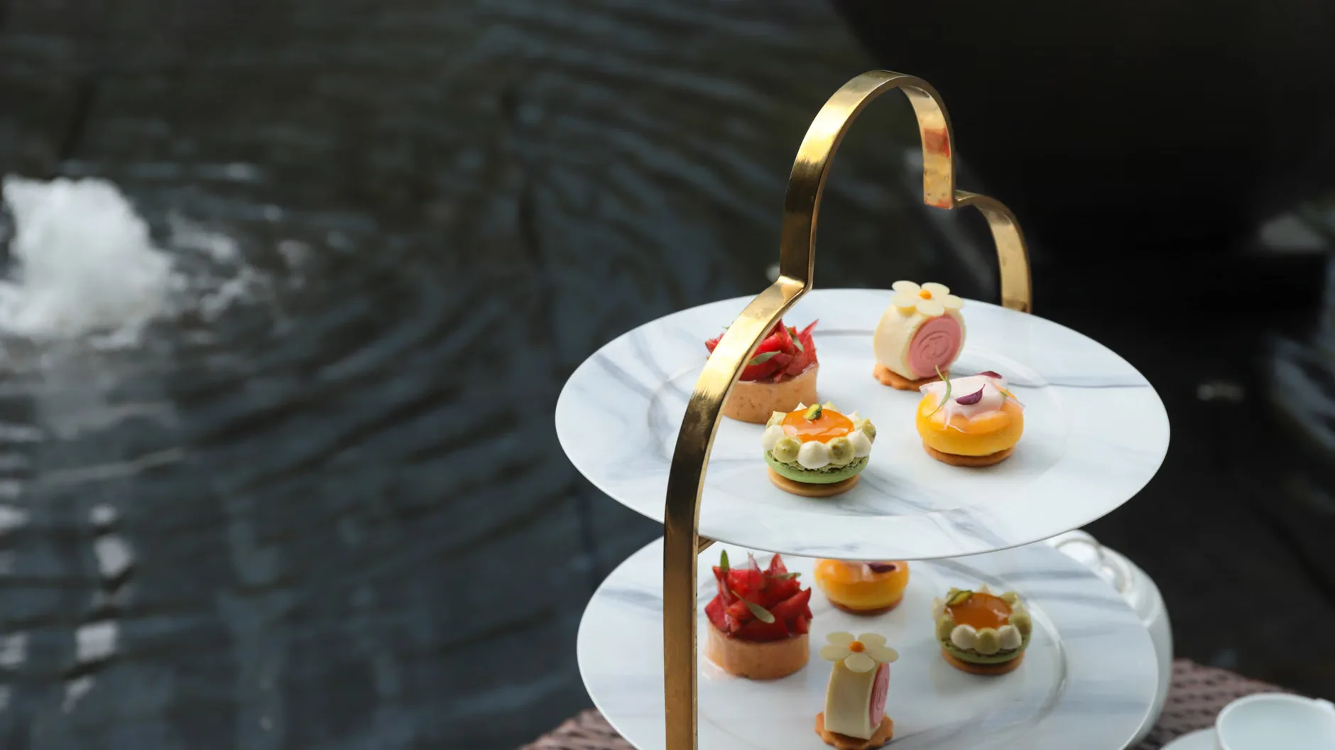 Royal neighbourhoods walk with luxury afternoon tea at Green Park