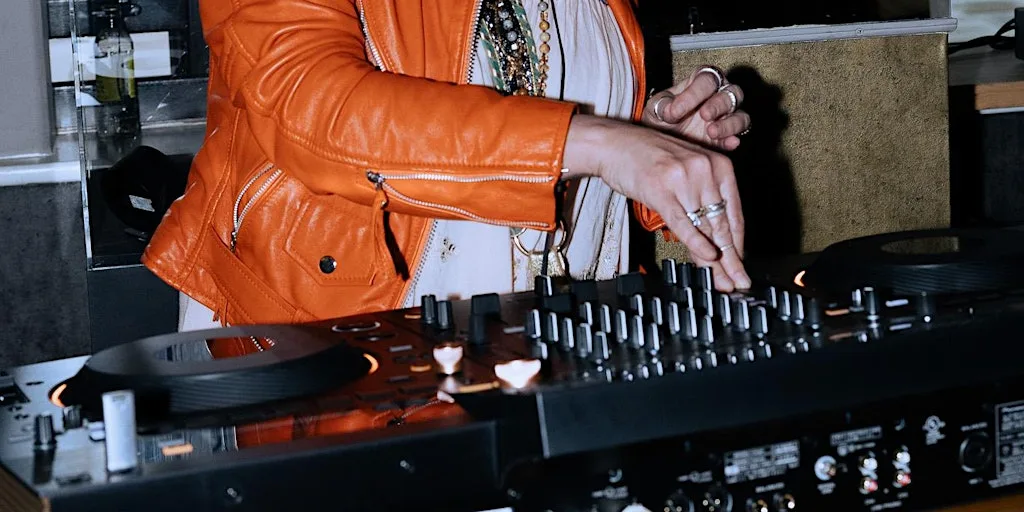 ESCUCHA: ROAST & RAVE