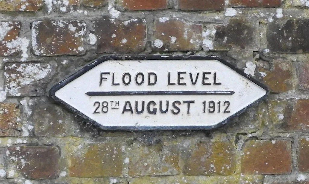 TALK   Signs of Past Times at The Forum