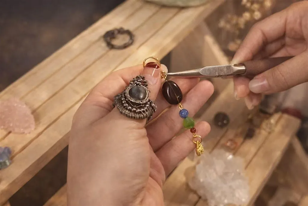 Make Your Own Earrings Workshop in Glasgow | Relaxed Craft, Drinks & Cats at O&E ART CRAFT STUDIO
