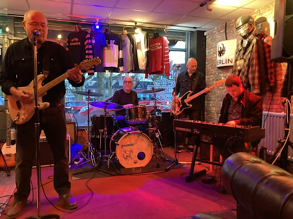 Smokin' Ade Wakelin at The Sunday Soiree