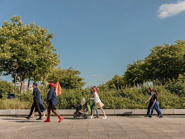 Harold Offeh: FEARLESS WALKERS WELCOME STRANGERS / Tour & Performance at Paddington Square