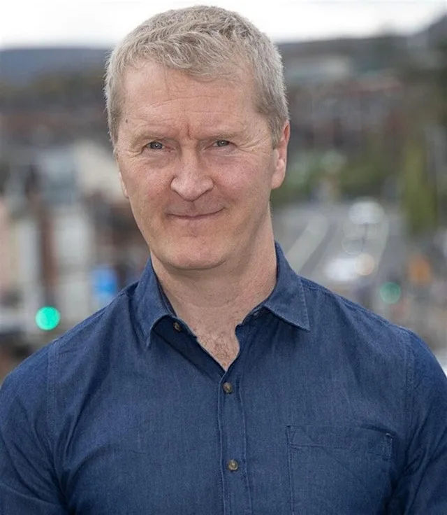 Siúlóid Treoraithe le Fionntán de Brún