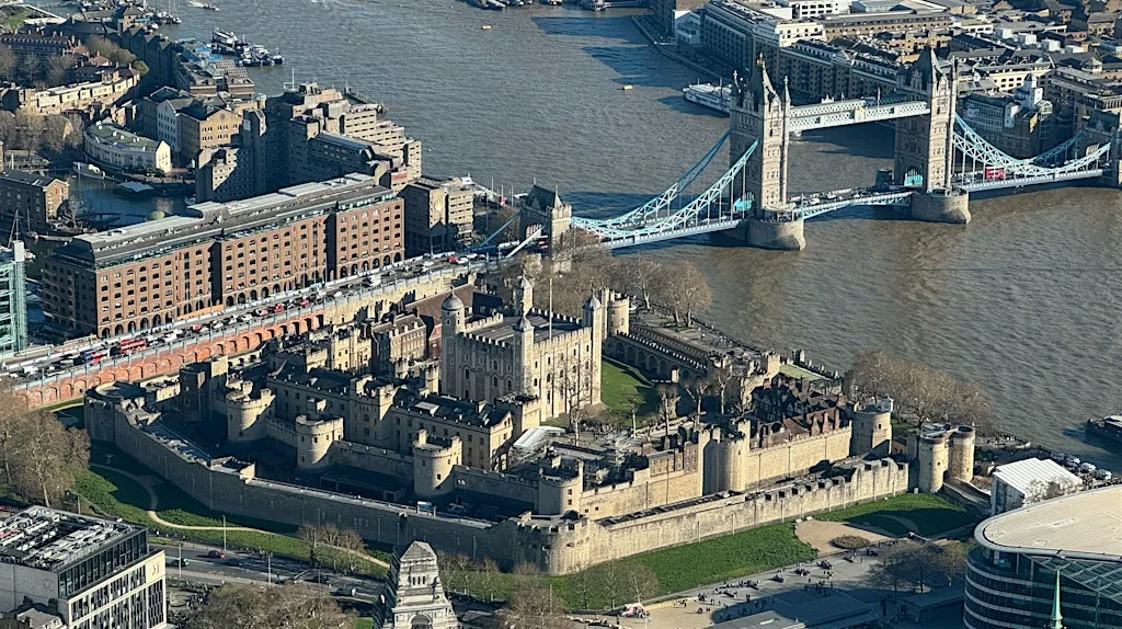 From Tower to Temple –(includes drinks reception at Temple Bar) at Tower Hill Station