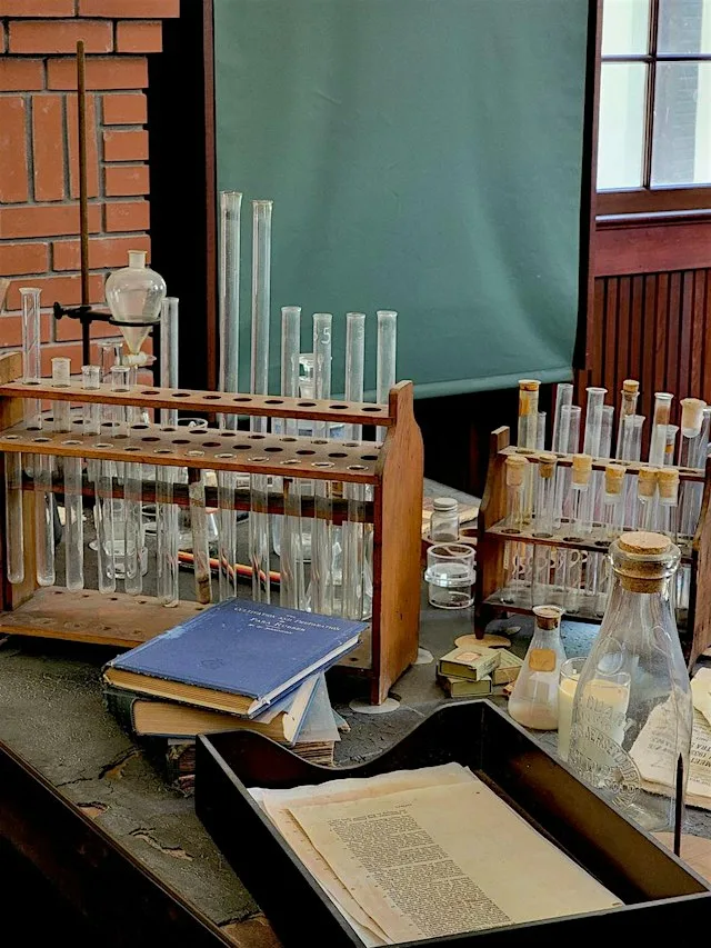 Extraordinary chemical experiments which shaped today’s world (Theatre) at The Royal Institution