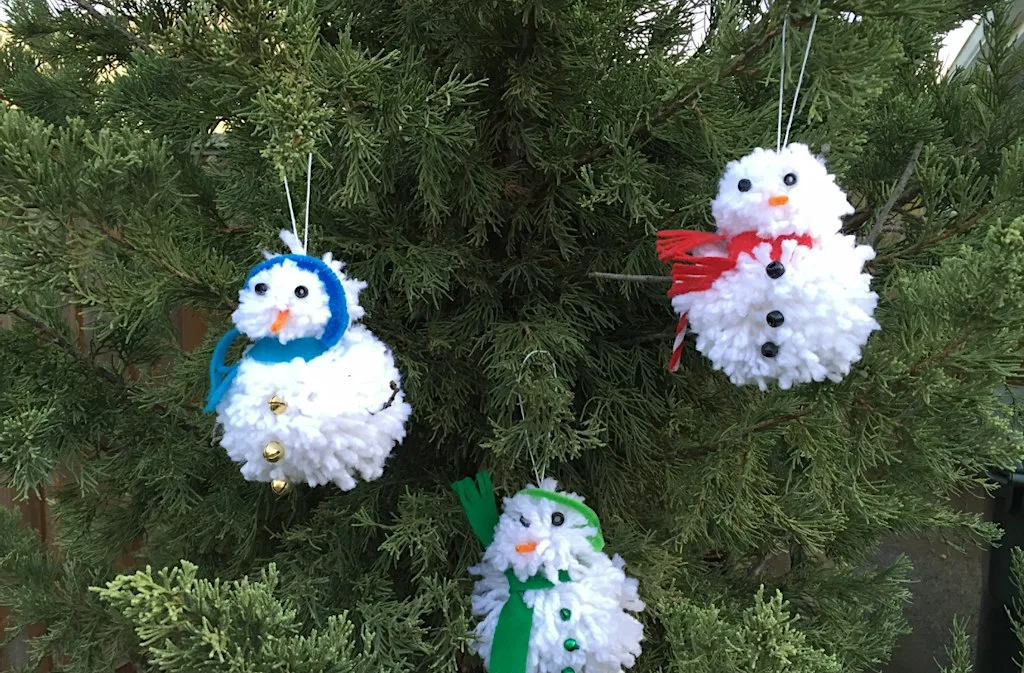 FREE Kids Pom Pom Snowman Making