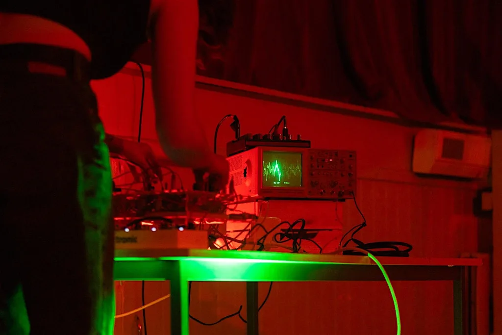 ANALOGUE SYNTH BUILDING/// with Synthesize_Her