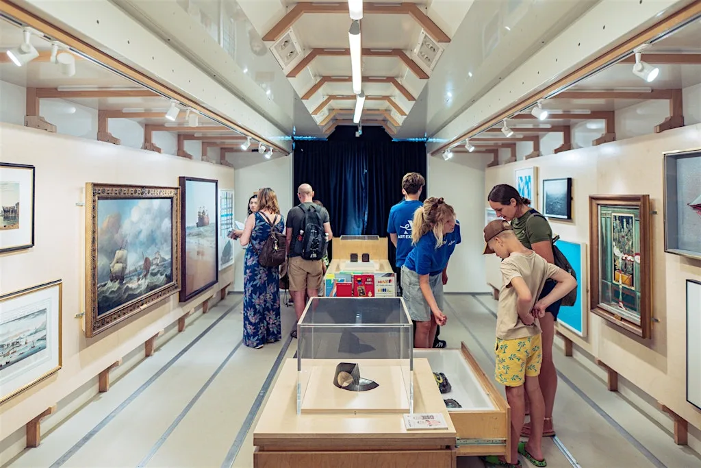 Art Explora Mobile Museum workshop with artist Simon Bayliss