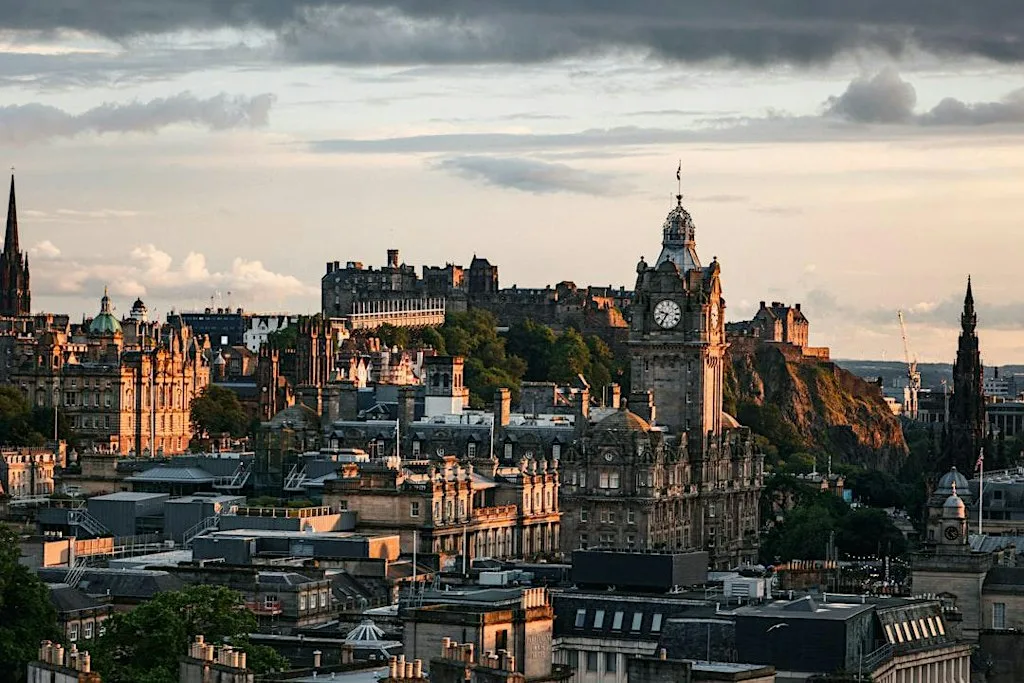 Edinburgh Highlights Audio Tour: Iconic Landmarks and Royal Legends