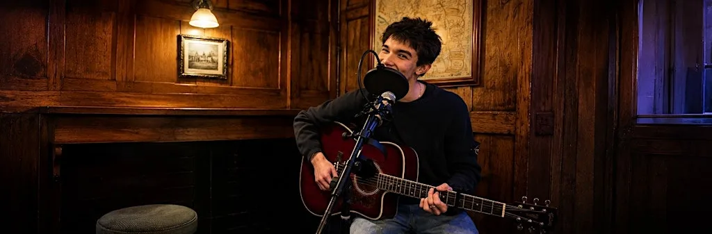 Sunday's Acoustic Guitar live set by the river Thames at Town of Ramsgate