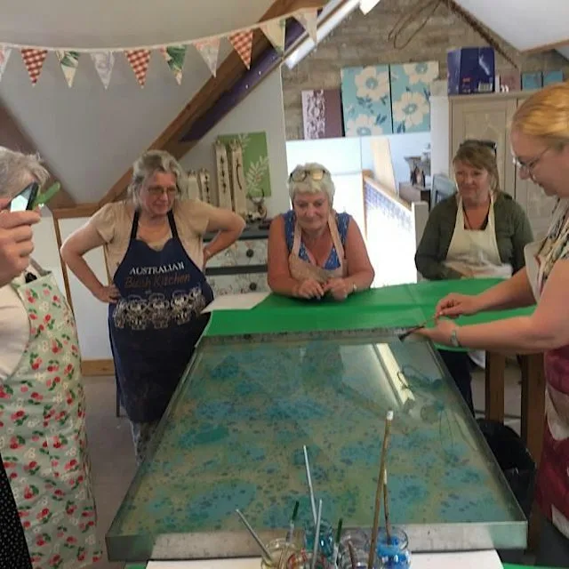 Art of marbling on paper