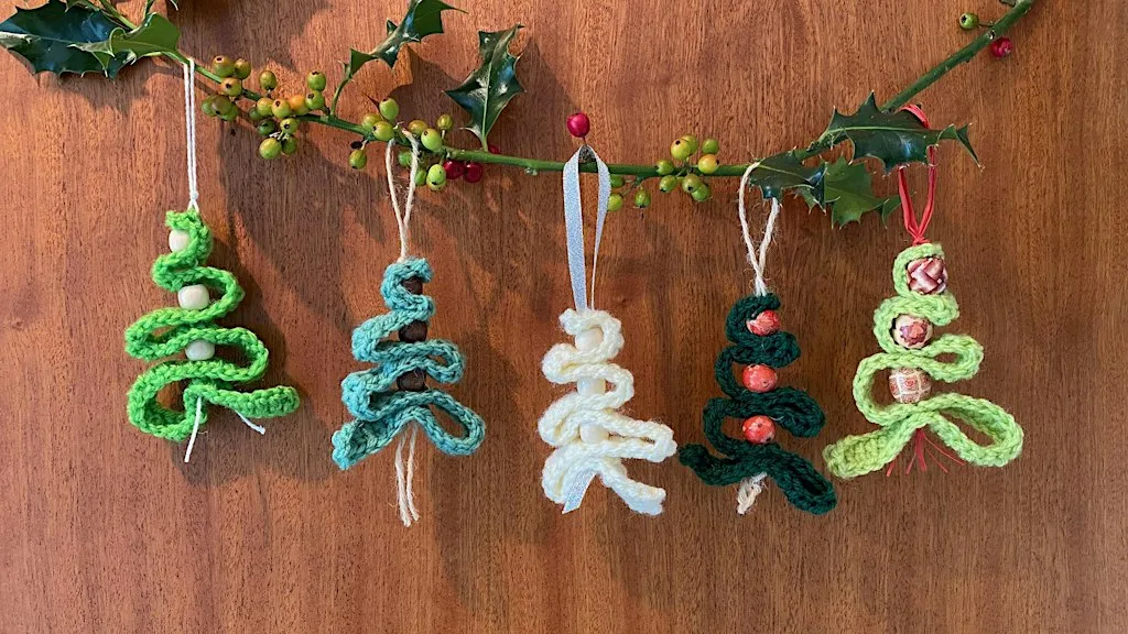 Crochet a tree decoration for Christmas