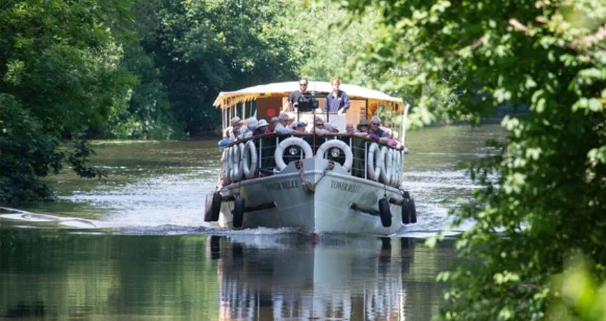 Music River Cruise with Dolly Parton Tribute at Towebelle Bristol Packet Boat Tours