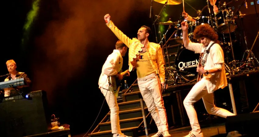 Queen at Christmas - Flash Queen at St Mary's Church