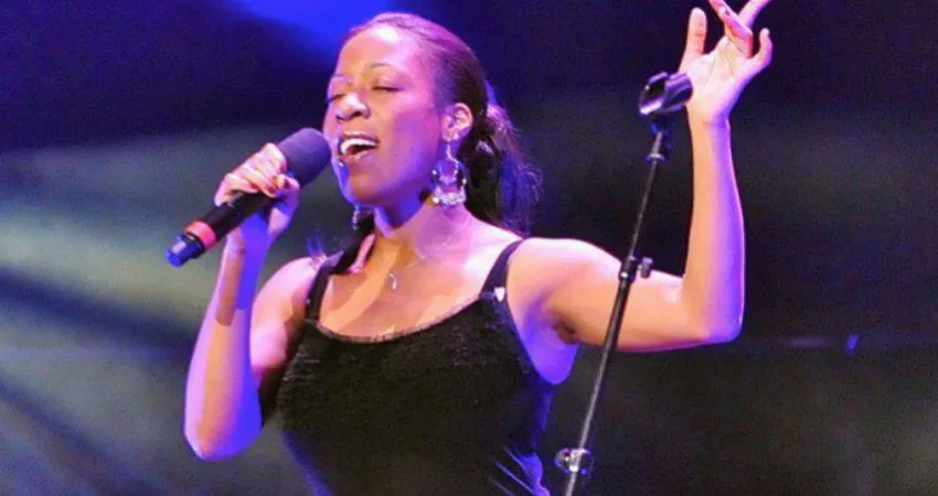 Deelee Dubé at The Basement at Green Note