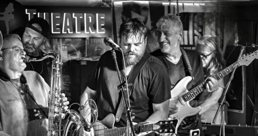 Edward Abbiati & The Rattling Chains (Italy) / Red Hash