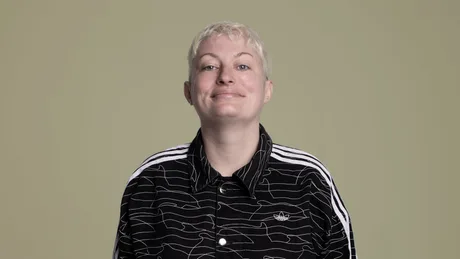 Harriet Dyer: Easily Distra...