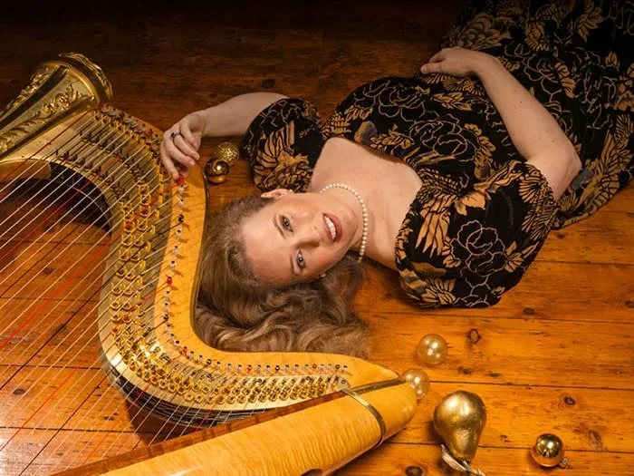 Harriet Adie (harp)