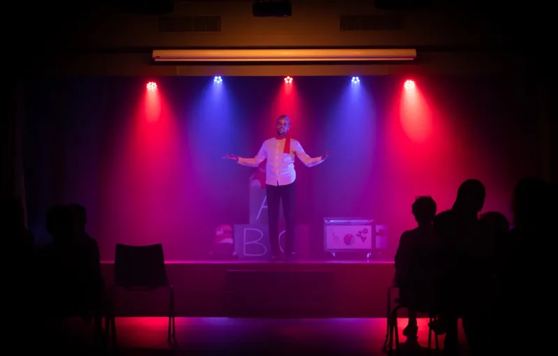 Comedy Magic Show includes 1x Pizza & 2 glasses of Prosecco