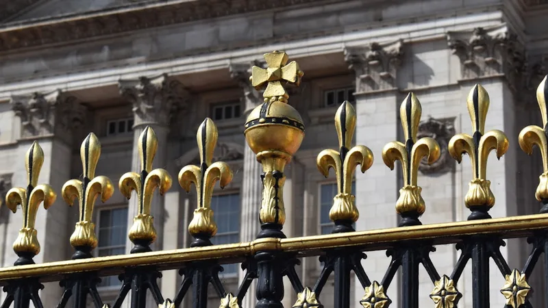 Crown Jewels of London Tour with River Cruise