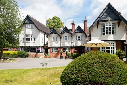 One Night Cheshire Break with Entry to Gauntlet Birds of Prey, Eagle and Vulture Park for Two