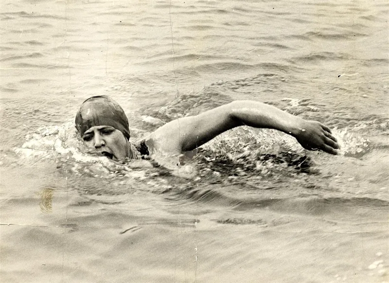 Queen of the Waves: The story of Gertrude Ederle by Catherine Holt