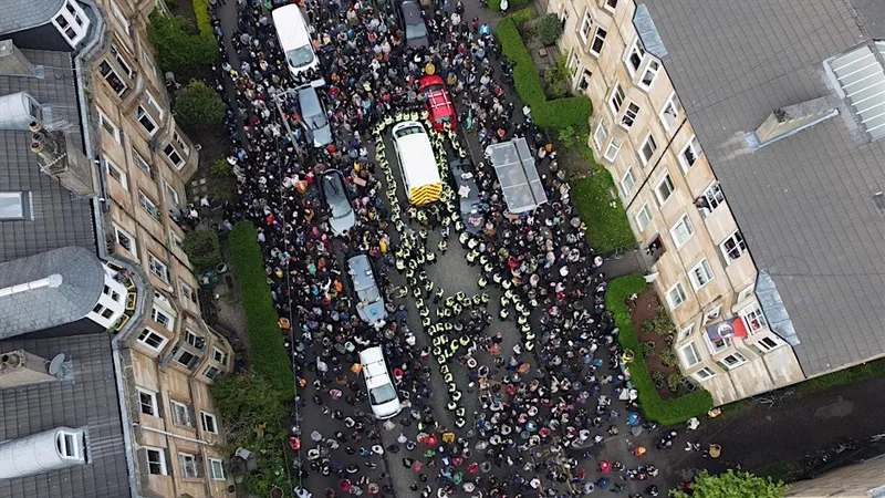 Everybody to Kenmure Street