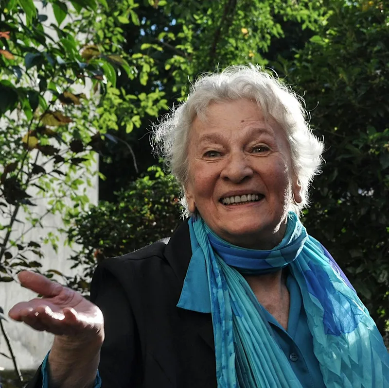 Éliane Radigue: OCCAM I performed by Rhodri Davies